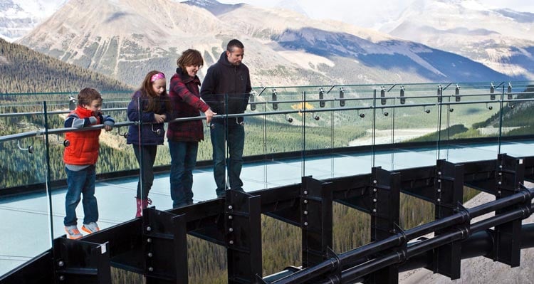 A family overlooking from the Glacier Skywalk.