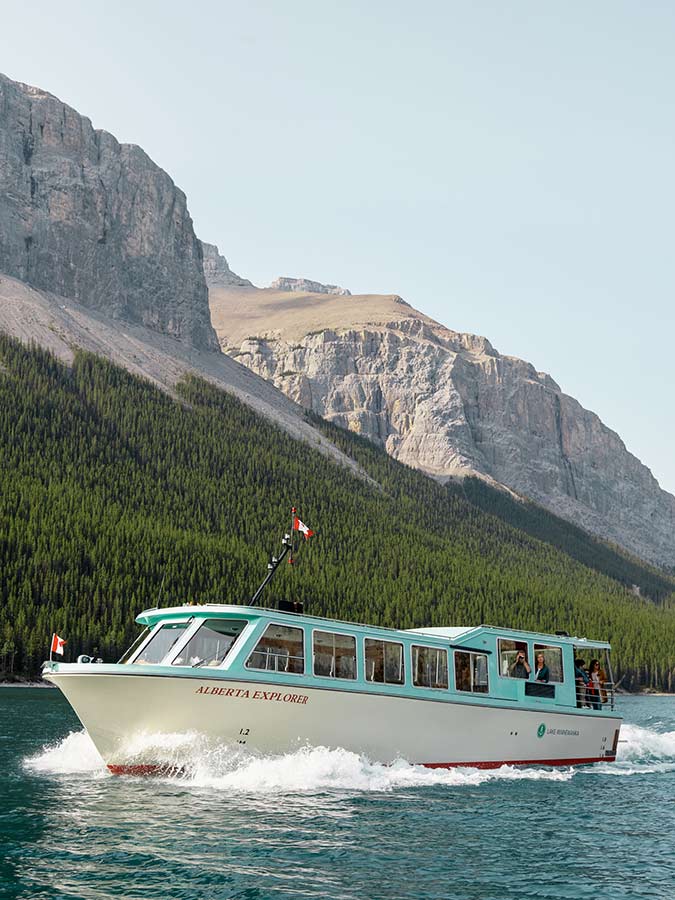 boat cruise on lake minnewanka