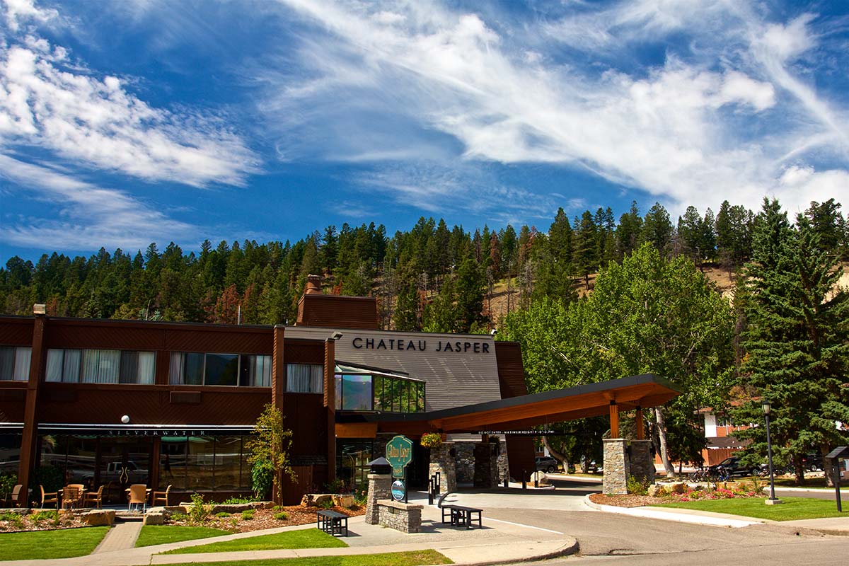 Chateau Jasper Official Page Cozy hotel in Jasper pool, pet friendly