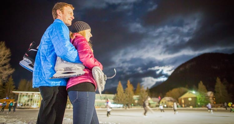 Two people have a hug in front a skating rink
