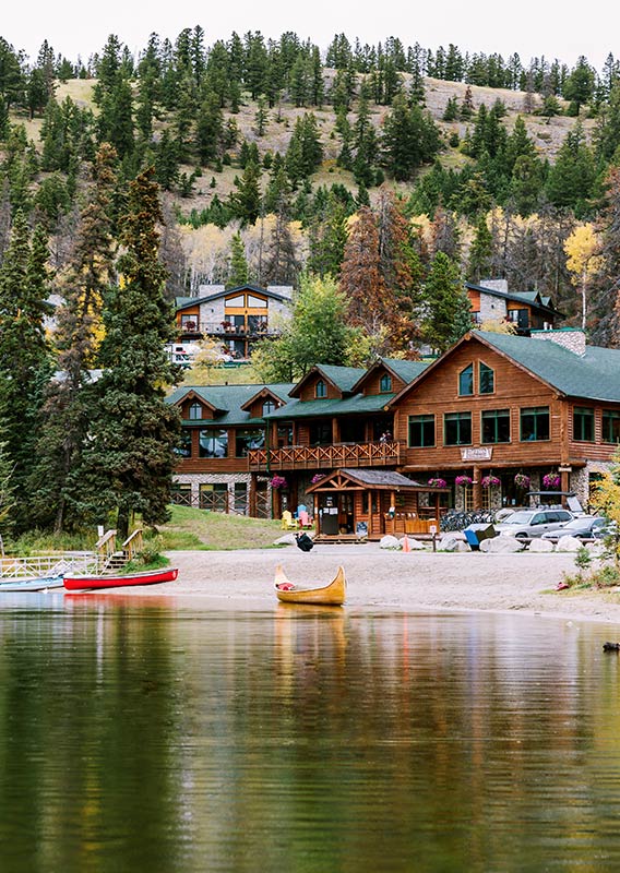 A wooden lodge at the lakeshore.