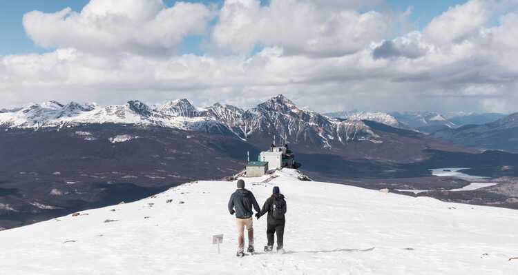 A couple walking atop a mountain at the Jasper SkyTram